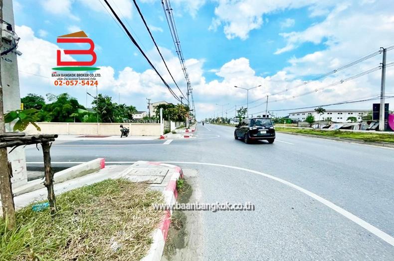 ทาวน์เฮาส์ หมู่บ้านฉัตรณรงค์ วิลล่า 5 เนื้อที่ 16 ตร.ว (สามแยกไฟแดง ถนนเส้นปท. 3004) ถนนลำลูกกา ตำบลบึงคำพร้อย อำเภอลำลูกกา ปทุมธานี 12