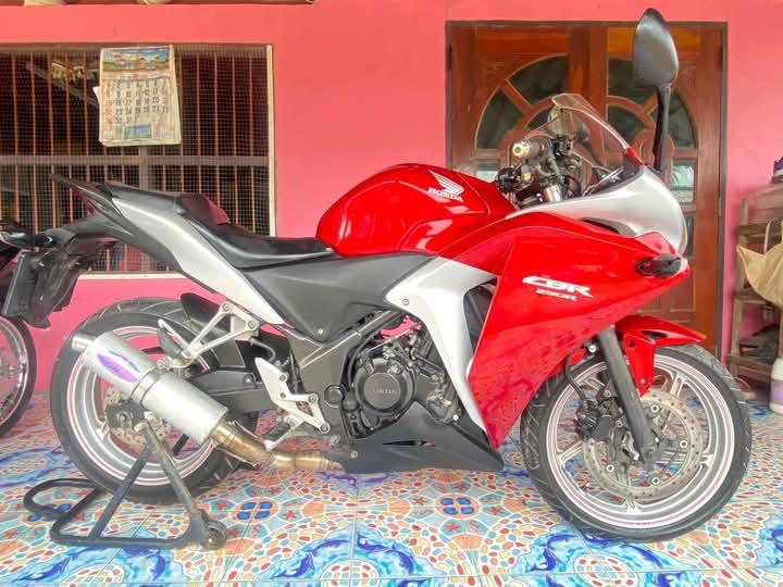 Honda CBR สีแดง เทา 4