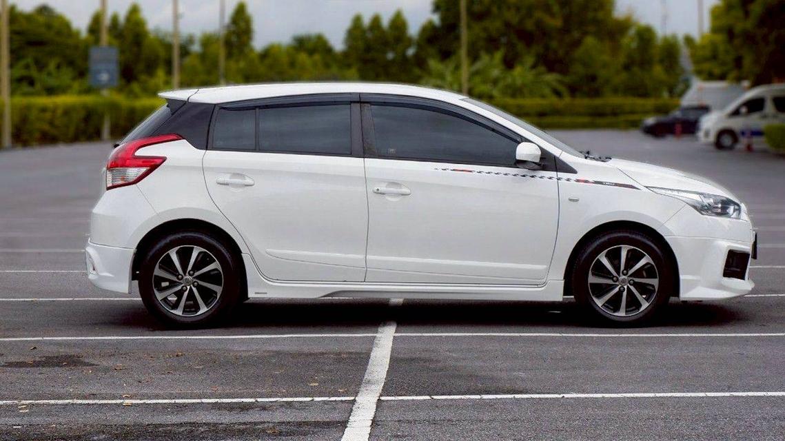 Toyota Yaris 1.2 TRD เกียร์ออโต้ สีขาว ปี 2015 4