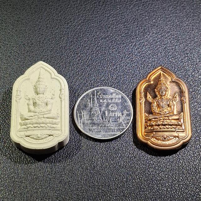พระสยามพุทธาธิราช พุทธศักราช 2566 ซึ่งจัดสร้างขึ้นเพื่อเป็นสัญลักษณ์ แห่งความมั่นคงสถาพรของสถาบันชาติ ศาสนา และ พระมหากษัตริย์ (เนื้อผง+เนื้อโลหะ) รูปที่ 8