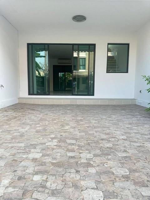 ขายทาวน์โฮม 3 ชั้น 33 ตร.ว. โครงการบ้านกลางเมือง นวมินทร์ 42 หลังมุม ใกล้ รร.เลิศหล้า 5