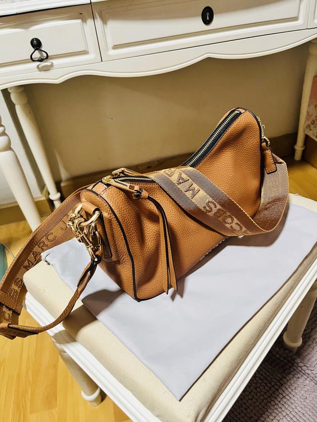 “Marc Jacobs Soft Shoulder Bag หนังแท้ สายโลโก้ สีน้ำตาล” รูปที่ 2