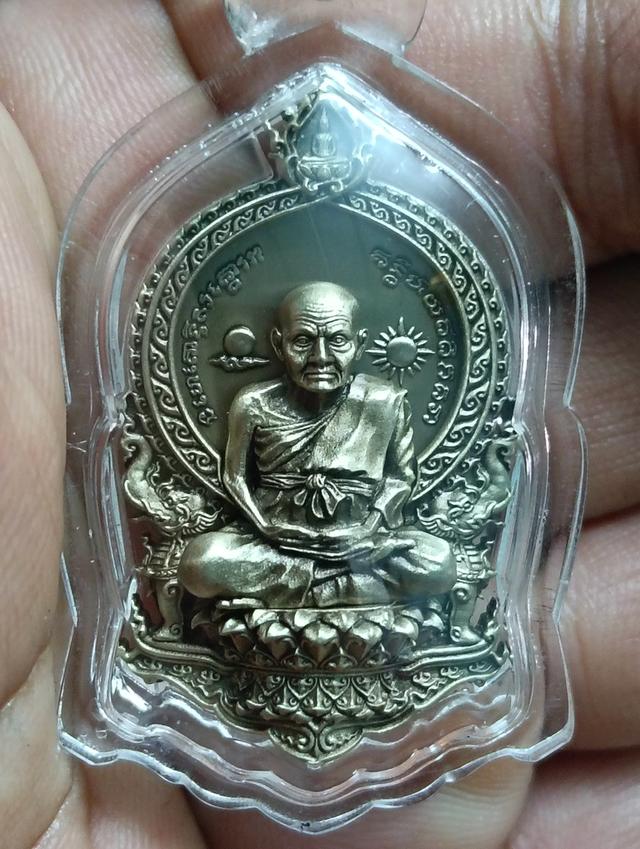 พระเครื่องหลวงพ่อทวดนั่งพานรุ่น ๑ พุทธอุทยานมหาราช เสมาพิมพ์ใหญ่ เนื้ออัลปาก้า หมายเลข2404