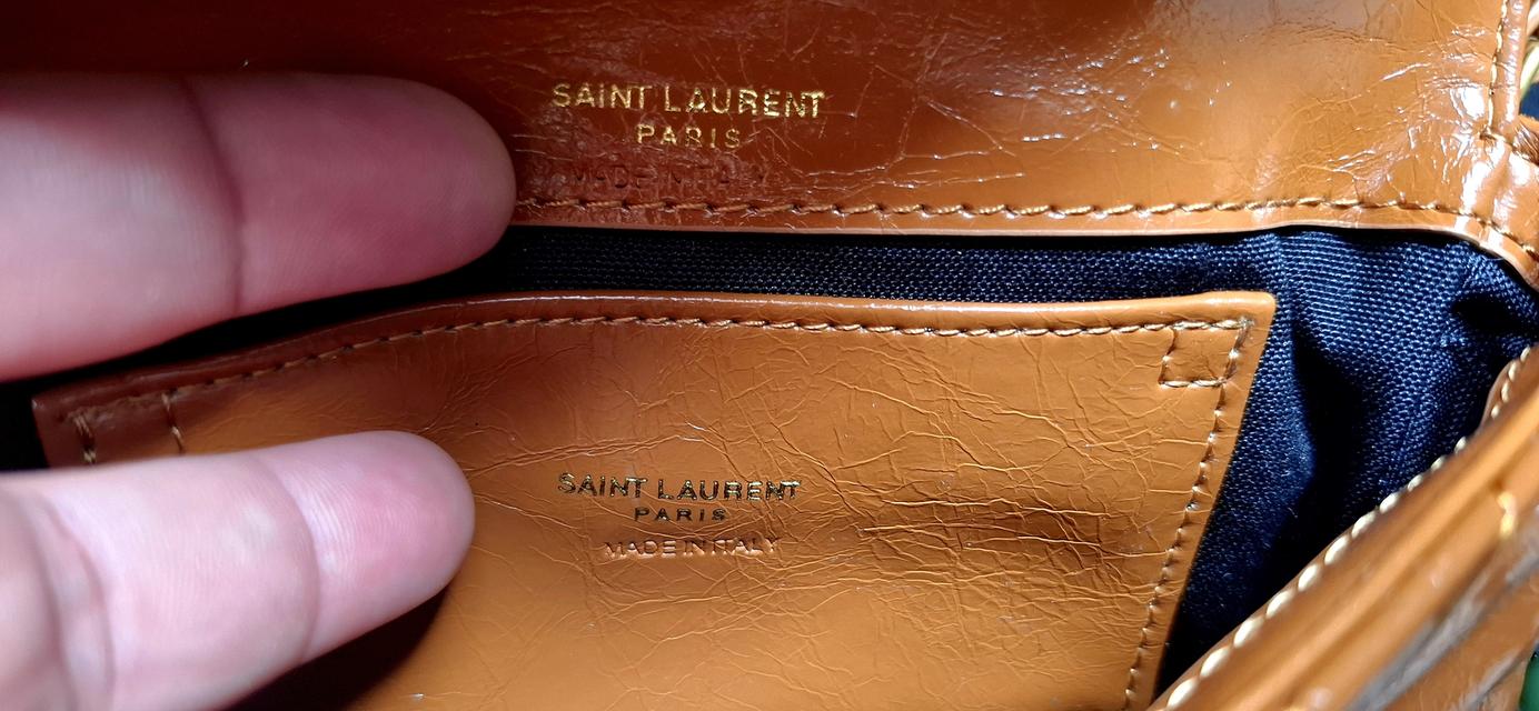 Saint Laurent (YSL) รุ่น Niki ในวัสดุ Vintage Leather (หนังวัวฟอกสไตล์วินเทจที่มีความเงาและยับเป็นเอกลักษณ์) รูปที่ 2