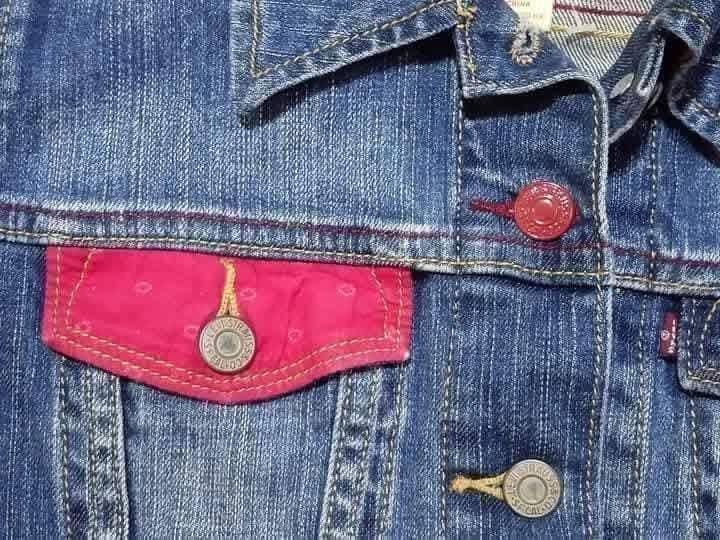 LEVI'S แจ๊กเก็ตยีนส์ สำหรับสาวตัวเล็ก แต่งขอบ+กระดุมแดง สภาพดี ไม่มีตำหนิเปื้อนขาด รูปที่ 4