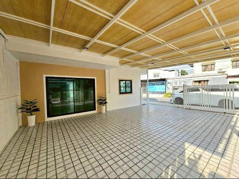 หมู่บ้านบัวทอง2  ติดรถไฟฟ้าสายสีม่วง สถานีคลองบางไผ่ ทาวน์เฮาส์ 2 ชั้น 6