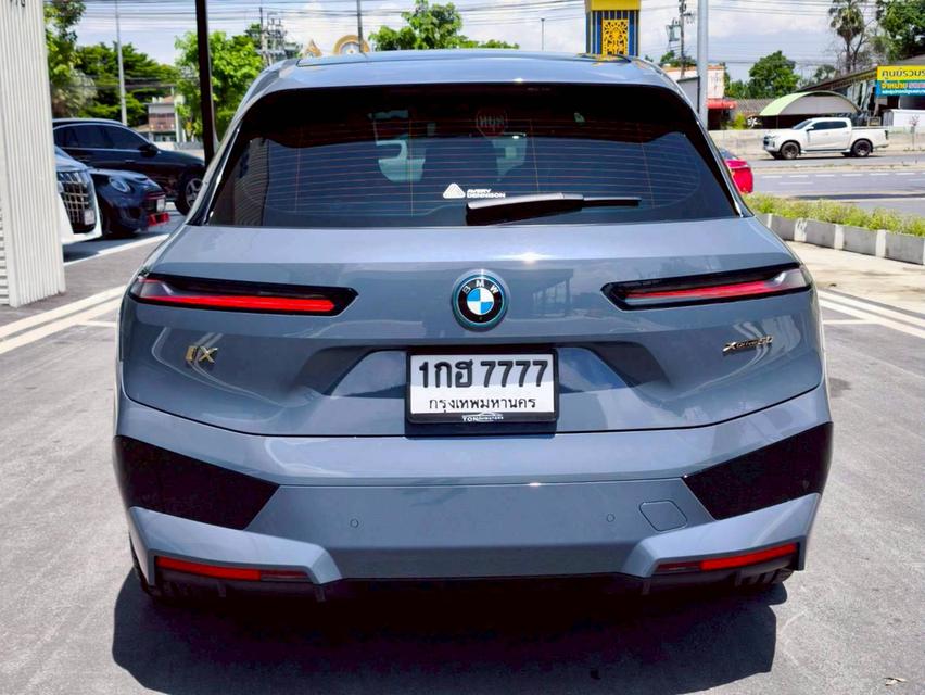 รหัสรถ KPV7777 2023 BMW iX xDrive50  M Sport สีเทา Storm Bay 16