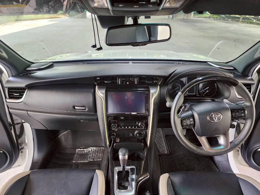 Toyota FORTUNER 2.8 Legender Black Top 4WD AT ปี 2023 รถสวยมือเดียว ไมล์น้อย 10