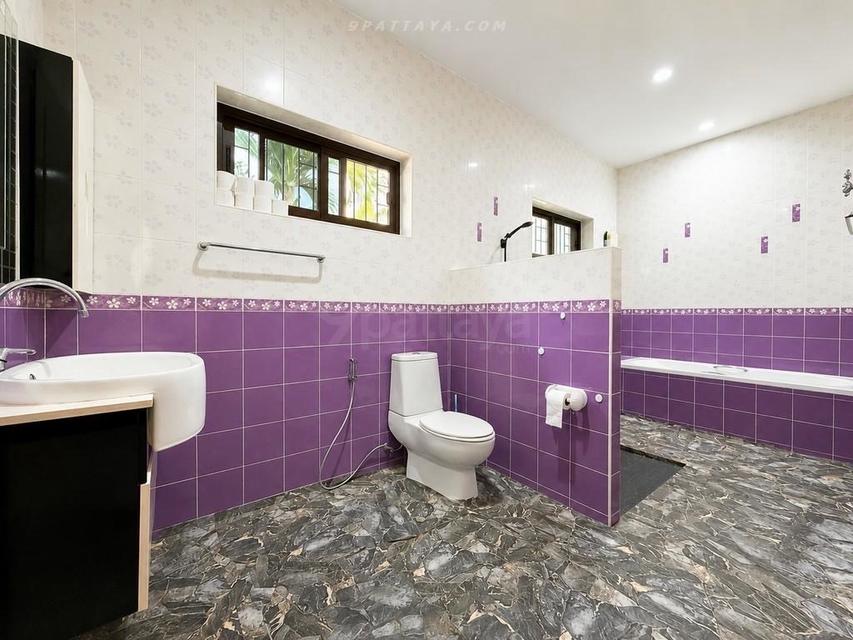 Urgent Sale — Detached House with Large Land in Huai Yai, PattayaDetached house with large land plot for urgent sale in Huai Yai. 16