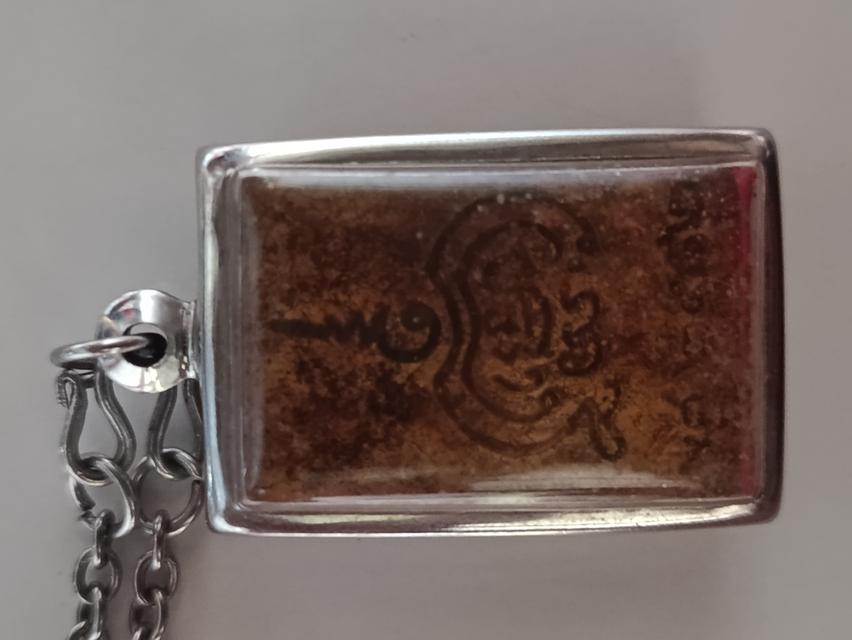 พระเครื่องหลวงปู่มหาศิลา สิริจันโท ท่านเป็นที่เคารพศรัทธาของพุทธศาสนิกชนจำนวนมาก วัตถุมงคลของท่านมีพุทธคุณด้านเมตตามหานิยมและโชคลาภ ภาพแสดงพระเครื่องใ