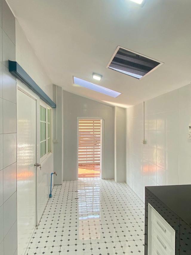 ขายทาวน์เฮาส์ 2 ชั้น เนื้อที่ 27.1 ตร.วา หลังมุม หมู่บ้านเดอะโกลเด้น ทาวน์ อ่อนนุช-พัฒนาการ ซ.7/4 ซอยอ่อนนุช 65 แขวงประเวศ เขตประเวศ กร 15