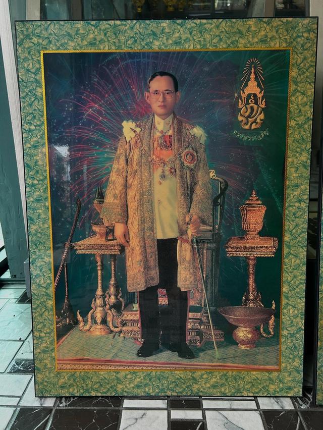 ชุด 2 ภาพรัชกาลที่ 9 และ พระราชินี พร้อมกรอบไม้ 7