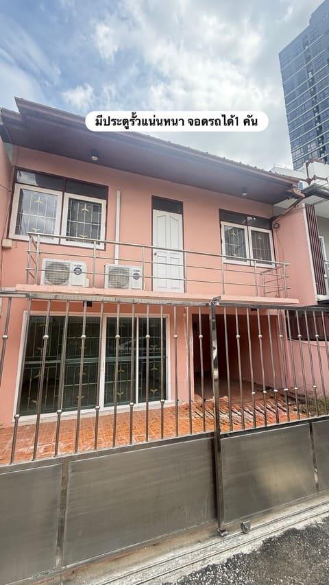 ขายและให้เช่า บ้าน ที่ลาดพร้าว 113 ตรงข้ามเดอะมอลล์บางกะปิ 1