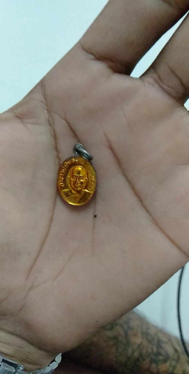 เหรียญเม็ดแตงหลวงปู่ทวดลงยาเคลือบนูนปี 22 2