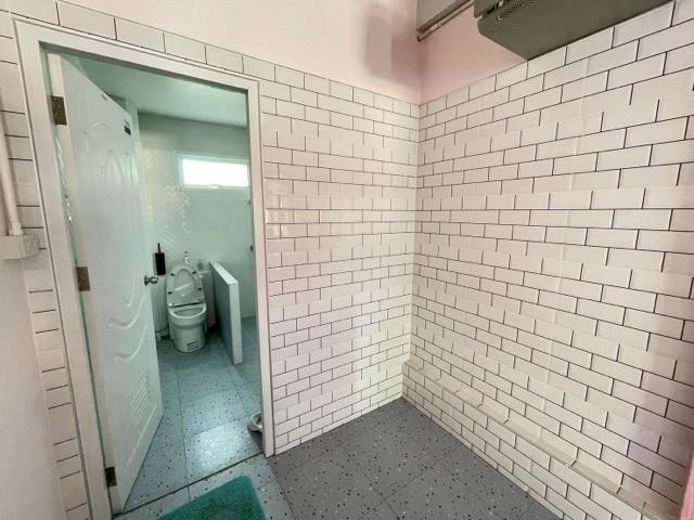 ให้เช่าโฮมออฟฟิศ 4 ชั้น พื้นที่ใหญ่ 100 ตร.ว.ซอยพัฒนาการ 97 ใกล้ทางด่วนและมอเตอร์เวย์ ใช้เป็นสำนักงาน โชว์รูม ศูนย์กระจายสินค้า หรืออยู่อาศัย ที่จอดรถ 4