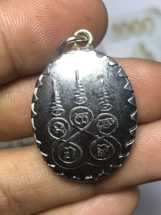 ล็อกเก็ตหลวงพ่อกวย วัดโฆสิตาราม ฉากสีขาว ไม่ทราบปีไม่ทราบรุ่น