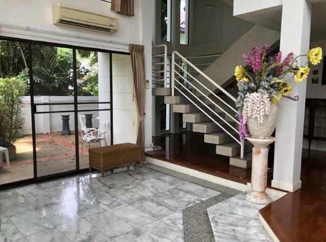 ให้เช่าบ้านเดี๋ยว 3 ชั้น เนื้อที่ 200 ตรว. หมู่บ้านนวธานี ซอยเสรีไทย 59 บ้านหลังใหญ่สนามหญ้าหน้าบ้าน เฟอร์นิเจอร์ครบ เหมาะพักอาศัย 4