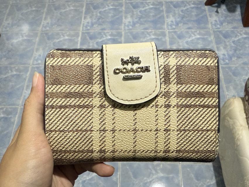กระเป๋าสตางค์ Coach Medium Corner Zip Wallet แท้ มือสอง