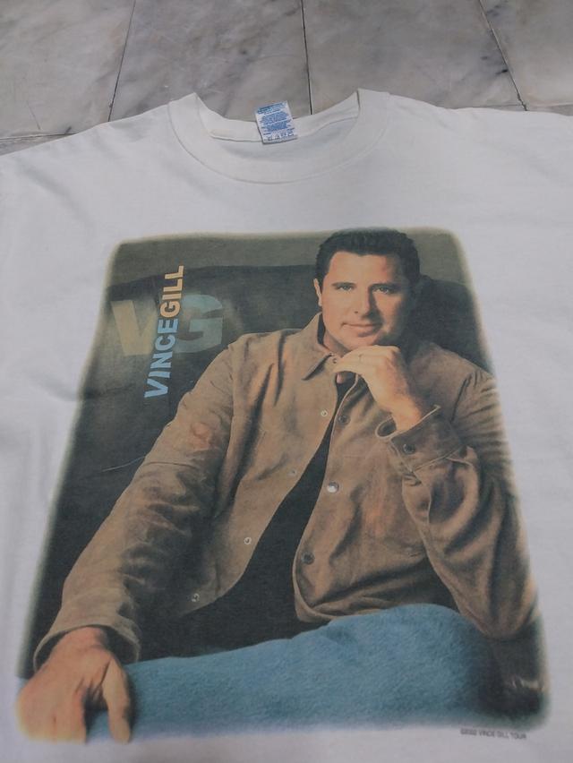 เสื้อยืดแขนสั้น แนวนักร้อง นักแต่งเพลงชาวอเมริกัน Vince Gill Tour 2002 แท้ มือสอง สภาพดี ของพร้อมส่งครับ รูปที่ 2