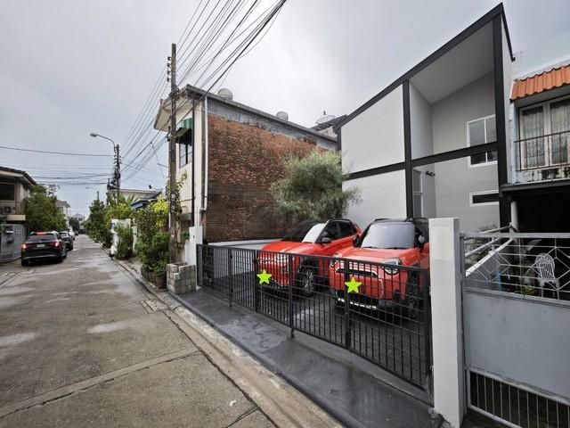 ขายบ้านแฝด 2 ชั้น หลังใหญ่ 52 ตรว. รีโนเวทใหม่ ย่านโชคชัย 4 ซอย 50 ลาดพร้าว เลียบด่วน 8