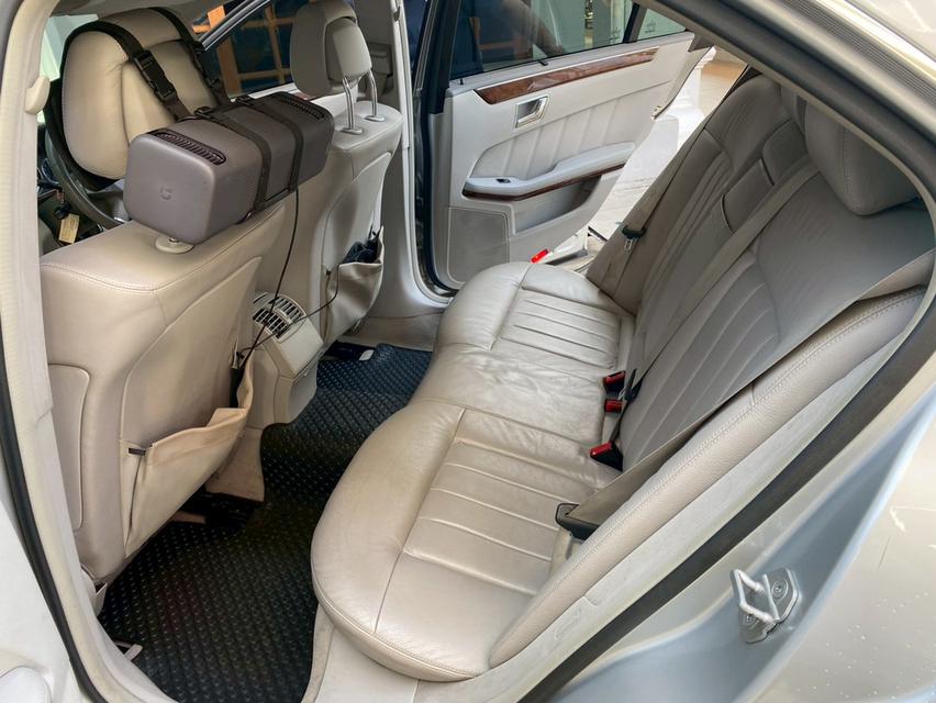 รถยนต์ Mercedes Benz รุ่น E 200 CGI BE ปี 2011 สีเทา 6