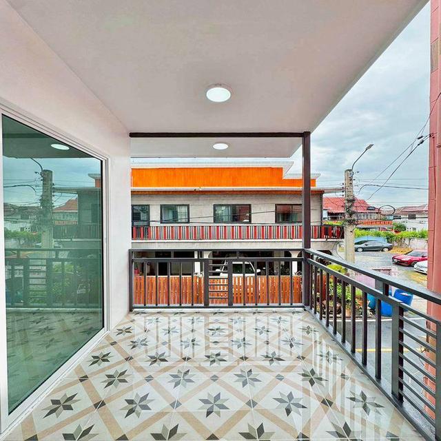 ขายทาวน์เฮ้าส์ 2 ชั้น เนื้อที่ 26 ตร.ว หมู่บ้านบัวทอง ซอย 18   หลังมุม ต้นซอย รีโนเวทใหม่พร้อมอยู่ 18