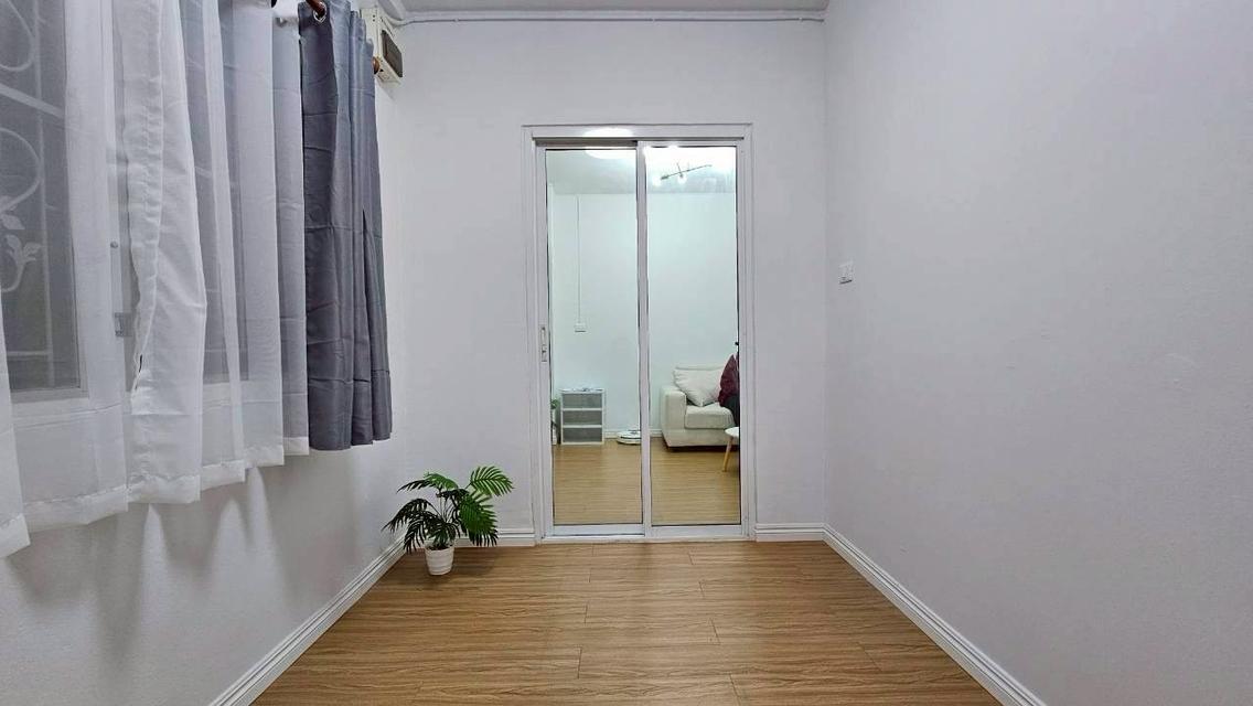 ขายด่วน ห้องเอื้ออาทรศรีวารีน้อย ห้องริม รีโนเวทสวยพร้อมอยู่ ตึก 111 ชั้น 2 หิ้วกระเป๋าเข้าอยู่ได้เลย