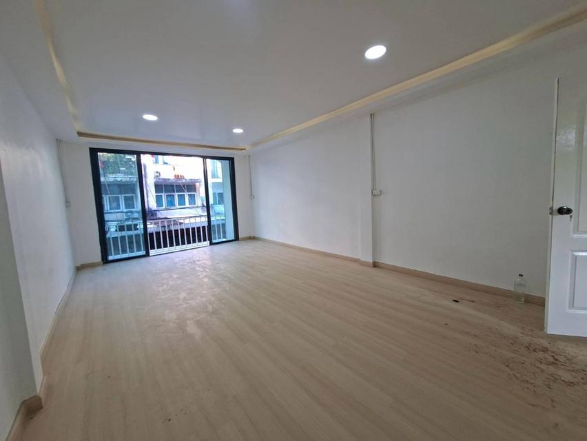 ขายทาวน๋โฮม 3 ชั้น รีโนเวทใหม่ ซอยพัฒนาการ 68 สามารถเข้าพัฒนาการ 66 และ 70 ได้ด้วย (N.2374) 4
