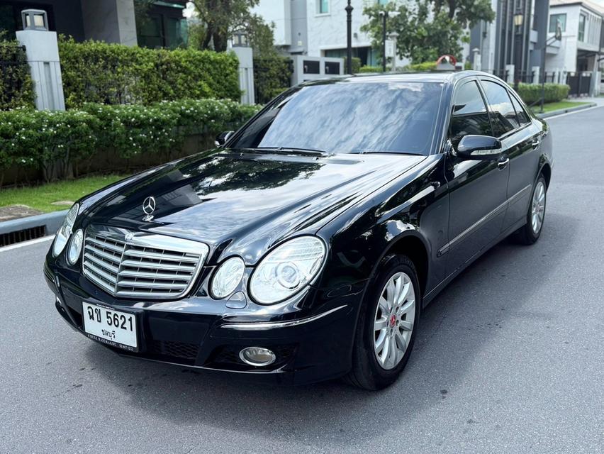 Benz w211 E200 kompressor Facelift หน้าธนูแท้ปี07เครื่อง1800cc สีดำภายในเบาะหนังสีเทาอ่อน ลายไม้ครบสวยตรงรุ่น รุ่นนี้เปลี่ยนโฉมแล้ว เซอร์วิทครบ