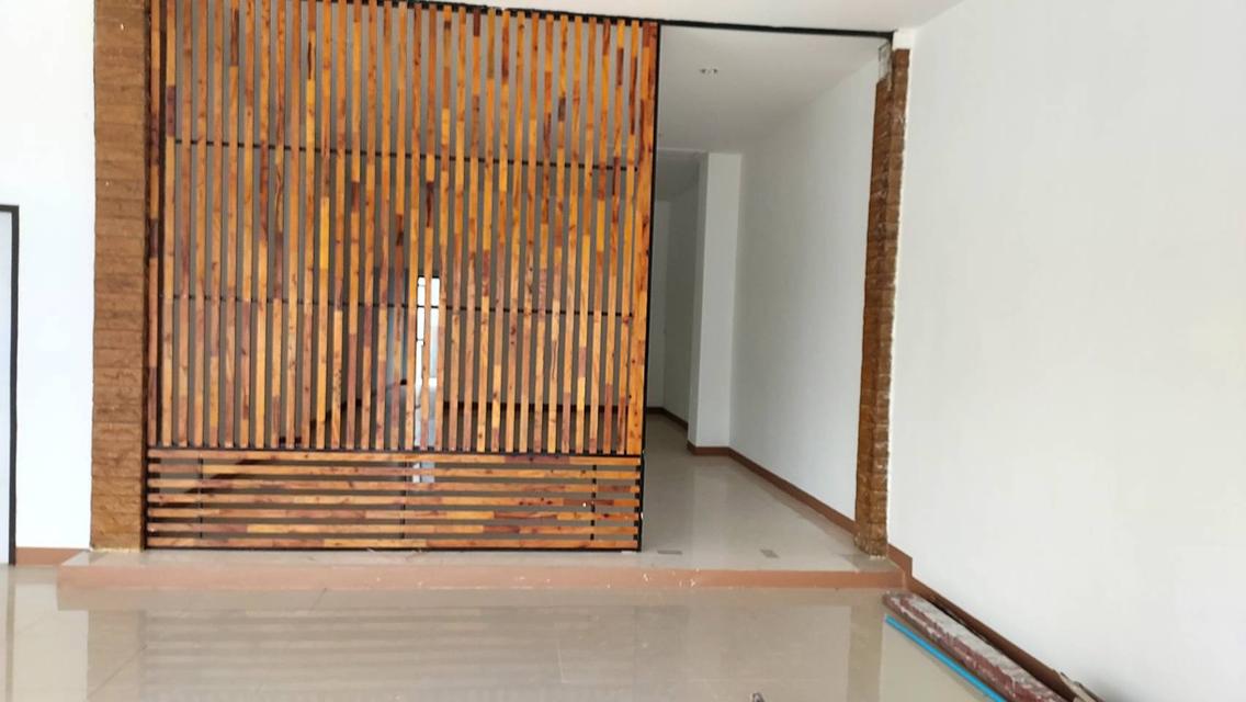 อาคารพาณิชย์ 2 ชั้น  ด้านหน้ากว้าง 2 คูหา  2 ห้องนอน 3 ห้องน้ำ 1 ห้องครัว 2