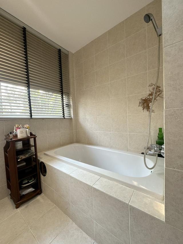 ขายบ้านเดี่ยว โครงการหมู่บ้าน Noble Geo วัชรพล ( โนเบิลจีโอวัชรพล )  ขนาด 105.7 ตารางวา  บ้านจำนวน 2 ชั้น ห้องโถง : 1 ห้อง ห้องนอน : 3 ห้องนอนใหญ่ ( 17