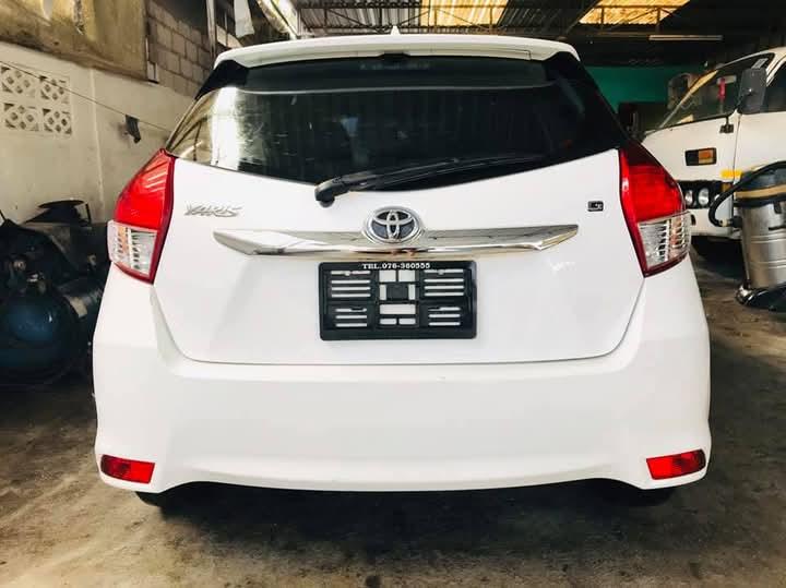 Toyota Yaris สีขาว 4