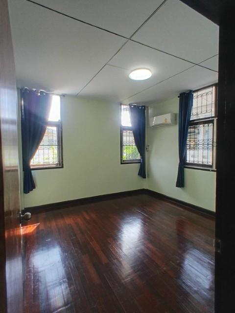 ให้เช่าบ้านเดี่ยวชั้นเดี่ยว เนื้อที่ 50 ตารางวา ถนนลาดพร้าว87 แอร์เฟอร์บางส่วน มี3นอน3น้ำ ราคาเช่าเดือนละ18,000บาท รีโนเ 5