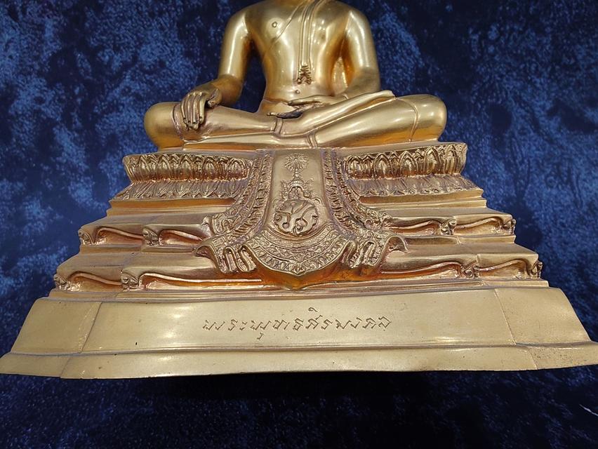 พระพุทธศิรมงคล ภปร. ขนาดบูชา หน้าตัก 5 นิ้ว เนื้อกาหลั่ยทอง ในหลวงเสด็จเททอง จัดสร้างโดยโรงพยาบาลภูมิพลอดุลยเดช ปี2524 นิยม หายาก รูปที่ 4