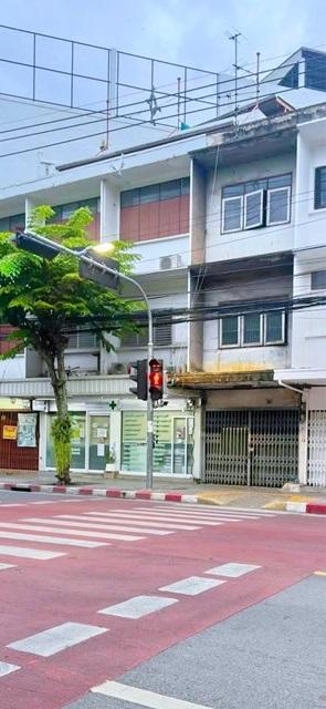 BTSเจริญนคร ไอคอนสยาม 445ม. ให้เช่าตึกแถว 3 ชั้น 18 ตร.วา. 220 ตร.ม. วงเวียนใหญ่ 1.5 กม. ทำนวด สปา ขายยา คาเฟ่ 2 นอน 2 น 2