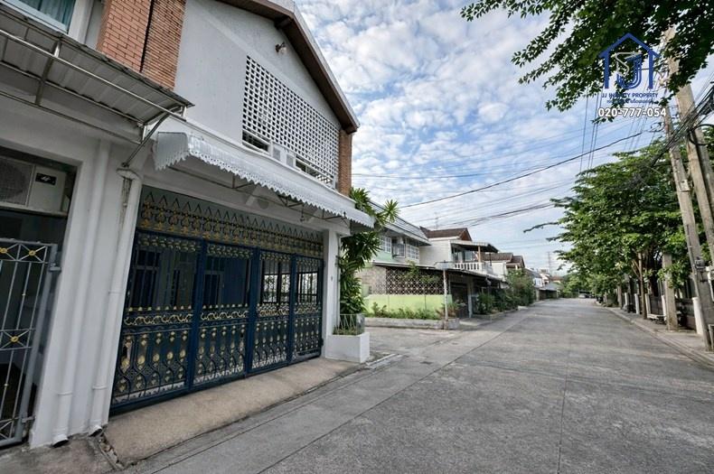 ขายทาวน์โฮม 2 ชั้น หมู่บ้านอยู่เจริญ หลังมุม ซอยอินทามระ 41 ใกล้MRT สุทธิสาร 2