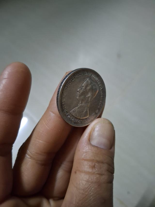 เหรียญไทยร5บาทหนึ่งตราแผ่นขอบเฝื่องแบบไม่มีรศ