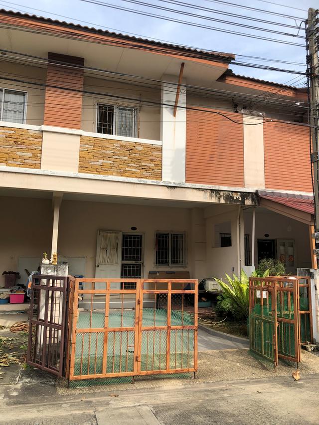 บ้านทาวน์เฮ้าส์ 2 ห้องนอน 2 ห้องน้ำ 1 ห้อง Pantry 1 ห้องครัว 1 ห้องรับแขก 1 ห้องเก็บของ 1 ที่จอดรถ 1