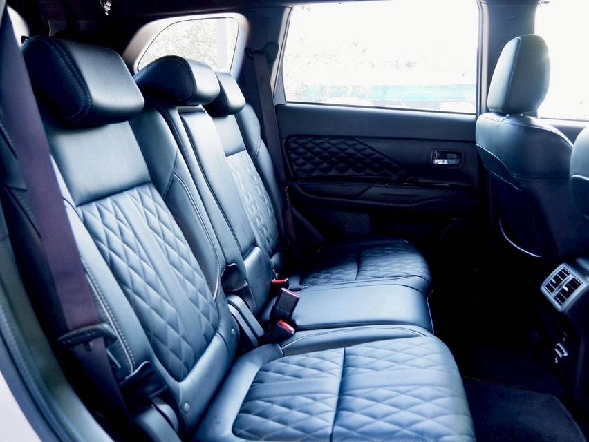 รหัสรถ PR1717 Mitsubishi Outlander PHEV ( มือเดียว ) GT-Premium Top Fulloption 18