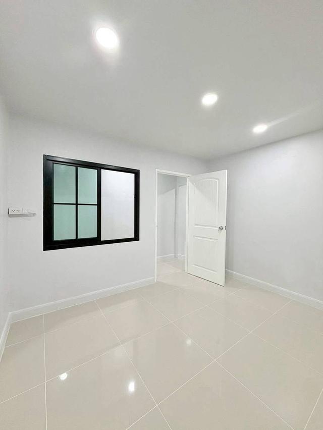 หมู่บ้านบัวทอง1 ติดรถไฟฟ้าสายสีม่วง สถานีคลองบางไผ่ ทาวน์เฮาส์ 2 ชั้น ตกแต่งใหม่พร้อมอยู่ มีระเบียงด้านหน้า 12