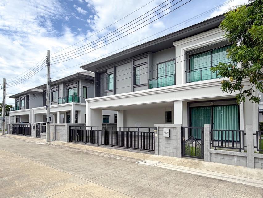 🏡🔥 ให้เช่าบ้านหรู BRITANIA BANGNA–SRIVAREE บ้านหลังมุมติดสวน! 4 ห้องนอน 5 ห้องน้ำ จอดรถ 3 คัน ค่าเช่า 79,000 บาท/เดื 2