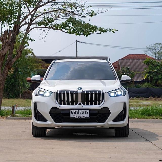รหัสรถ 12AT3612 BMW X1 1.5 xDrive30e M Sport ( Plug-in Hybrid ) | ปีจดทะเบียน : 2023 2
