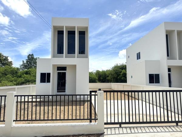 บ้านใหม่โมเดิร์น 2 ชั้น ลำพูน 1.29 ล้าน! 50ตรว. ฟรีโอน! ใกล้เมือง-รพ. 5 นาที โทร 093-584-6654 2