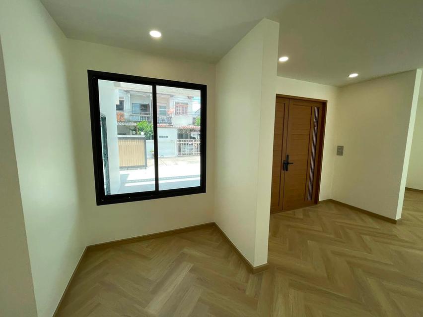 N194 ขายบ้านเดี่ยว 2 ชั้น บ้านหรู ซอยลาดพร้าว 87 ย่านเลียบด่วน บ้านสร้างใหม่ สไตล์ Minimal Luxury ใกล้ CDC ทำเลดีเดินทางสะดวกเข้าออกได้หลายทาง 15