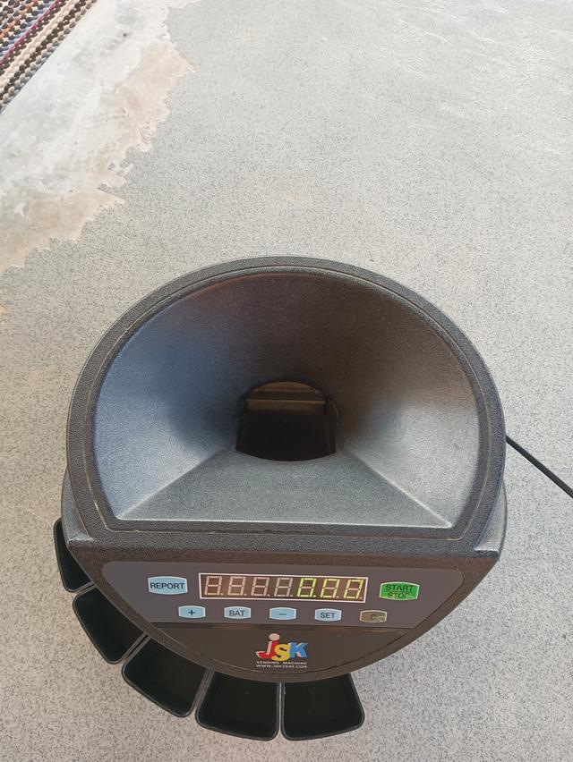 เครื่องนับและคัดแยกเหรียญ JSK แสดงผลแบบดิจิทัลที่มีความแม่นยำสูง สามารถนับและคัดแยกเหรียญไทยขนาด 0.25, 0.50, 1, 2, 5 และ 10 บาทได้ รูปย่อยที่ 4