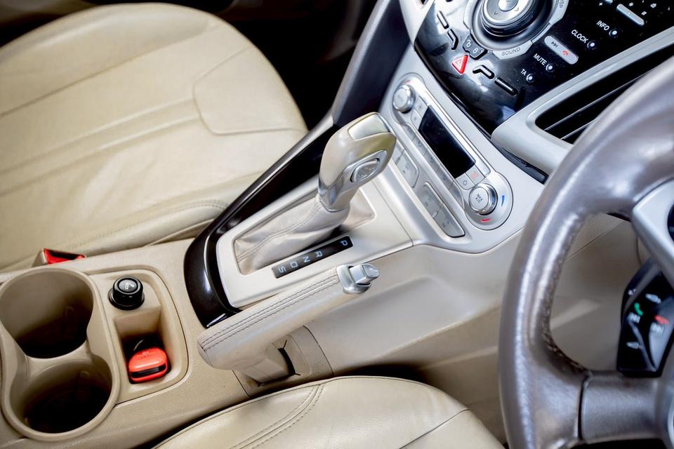Ford Focus 2.0 Sunloof Sedan สีดำ ปี 2013 ขับดีมากๆ 15