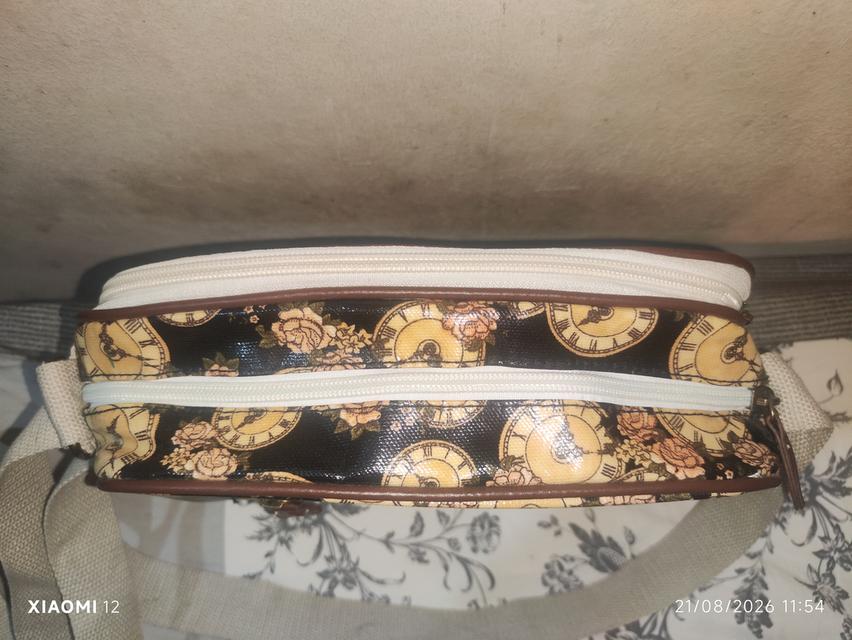 กระเป๋าสะพาย ทรง Crossbody ลายนาฬิกาและดอกกุหลาบวินเทจ มีช่องซิปใช้งานได้หลายช่อง วัสดุผ้าเคลือบเงา (PVC/Oilcloth) ทำความสะอาดง่าย สถาพกระเป๋าใหม่ รูปที่ 6