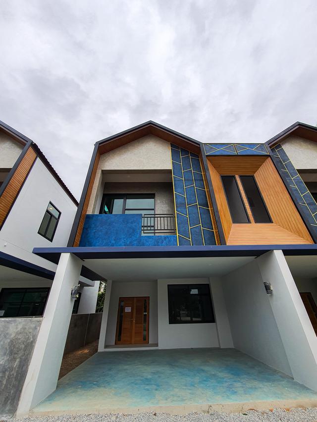 🏡บ้านแฝดสองชั้น บ้านใหม่แกะกล่อง นอกโครงการ ทำเลย่านเศรษฐกิจ เดินทางสะดวก เหมาะอยู่อาศัยหรือทำธุรกิจ พร้อมให้คุณเป็นเจ้าของ รีบจับจองก่อนพลาด! 1