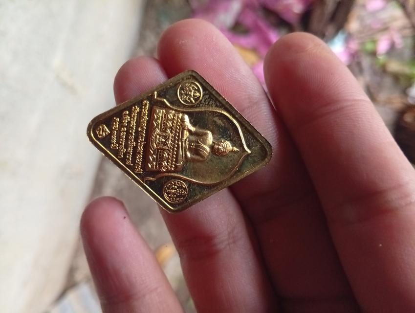 สมเด็จพระนารายณ์มหาราช เนือกะไหล่ทอง-เนื้อทองแดง เหรียญนี้มีลักษณะเป็นทรงข้าวหลามตัด