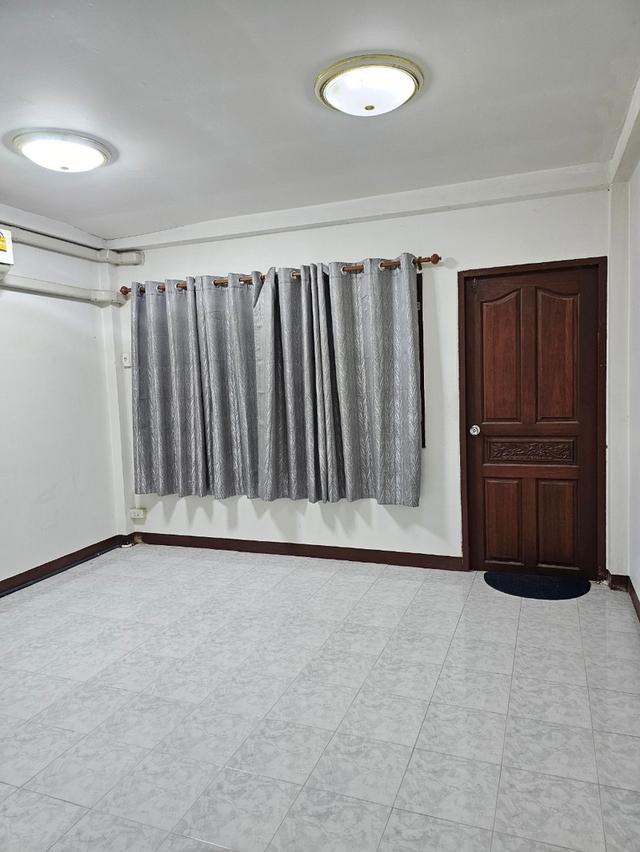 ขายถูก‼️ ทาวเฮ้าส์พร้อมอยู่ใกล้ตลาด หมู่บ้านสินทวี บางมด หาของกินง่าย ทำเลค้าขายได้ ใกล้แหล่งอำนวยความสะดวก 3